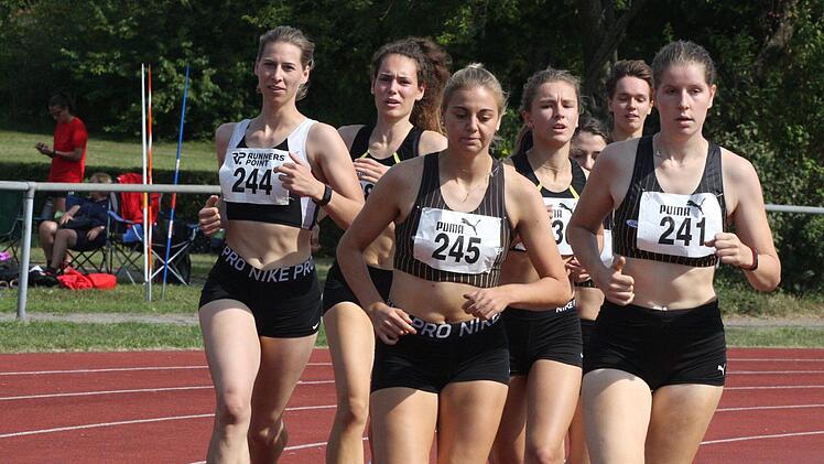 Johanna Büchs (Nr. 244) vom TV DJK Hammelburg beim abschließenden Lauf über die 800 Meter. Foto: Reinhold Nürnberger