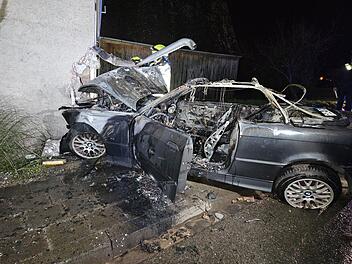 Unfall im Landkreis Führt: Auto fliegt in Hauswand und fängt zu brennen an Unfall im Landkreis Führt: Auto fliegt in Hauswand und fängt zu brennen an