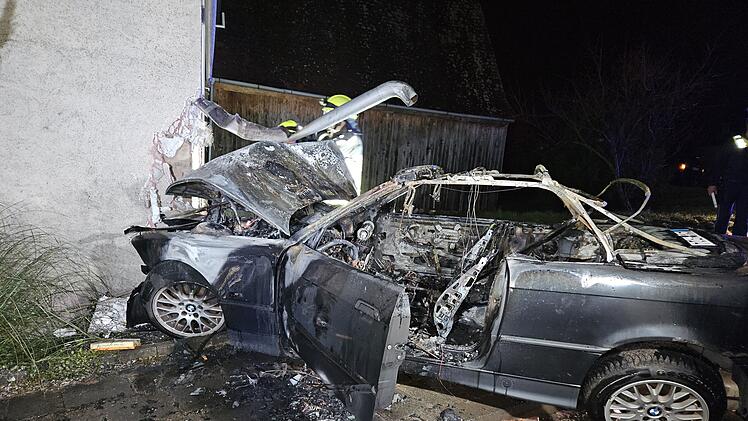 Unfall im Landkreis Führt: Auto fliegt in Hauswand und fängt zu brennen an