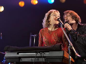 Claire (Kate Hudson) und Mike Sardina (Hugh Jackman) sind wie Blitz und Donner, sie geh&ouml;ren einfach zusammen: Als Neil-Diamond-Tribute-Band nennen sie sich Thunder & Lightning.