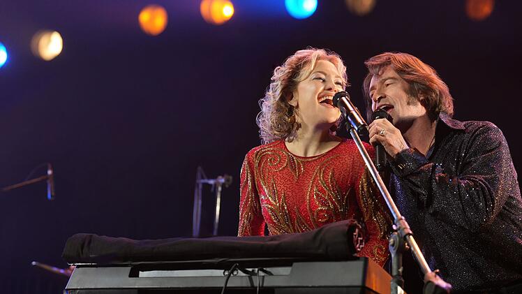 Claire (Kate Hudson) und Mike Sardina (Hugh Jackman) sind wie Blitz und Donner, sie geh&ouml;ren einfach zusammen: Als Neil-Diamond-Tribute-Band nennen sie sich Thunder & Lightning.