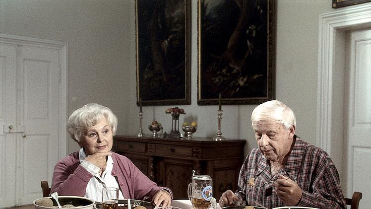 Sie ist die Mutter von Martin Rombachs verstorbener erster Ehefrau, er sein Vorg&auml;nger als F&ouml;rster von K&uuml;blach: Herta Gutenberg (Bruni L&ouml;bel) und Vinzenz Bieler (Walter Buschhoff) sind ein nicht wegzudenkender Teil der Rombach-Familie.