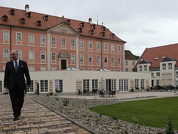 Hinter Franz von Schrottenberg und seinem Sohn Ferdinand liegt eine schwere Zeit. Aber jetzt sind Schloss und Hotel für die Zukunft gerüstet, das Hotel das erste Jahr in Betrieb. Fotos:    M. Hoch