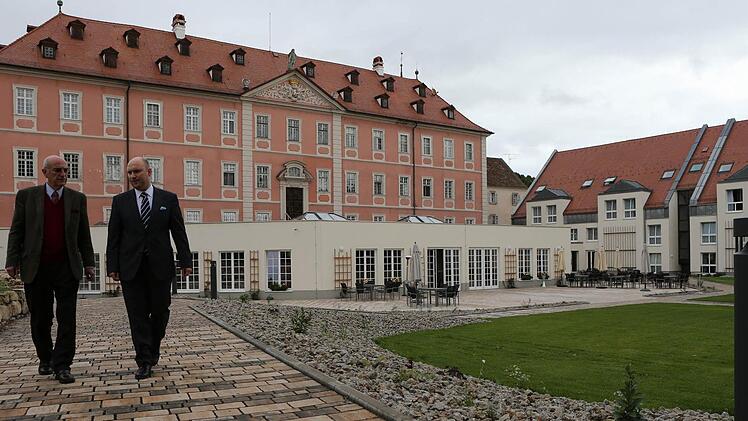 Hinter Franz von Schrottenberg und seinem Sohn Ferdinand liegt eine schwere Zeit. Aber jetzt sind Schloss und Hotel für die Zukunft gerüstet, das Hotel das erste Jahr in Betrieb. Fotos:    M. Hoch