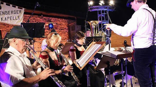 Auch die "Klingenberger Blaskapelle" sorgte für gute Stimmung. Foto: fra-press