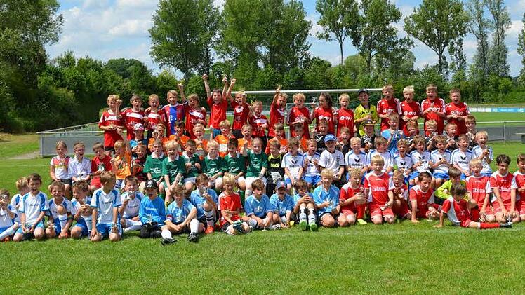 Die teilnehmenden Mannschaften des F1-Jugendturiers des 1. FC Redwitz mit der jubelnden Siegermannschaft des TSV Weißenbrunn (oben links).