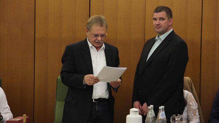 Bürgermeister Wolfgang Beiergrößlein (links) übereichte die Denkmalrose an Stephan Höllein.  Foto: Friedwald Schedel