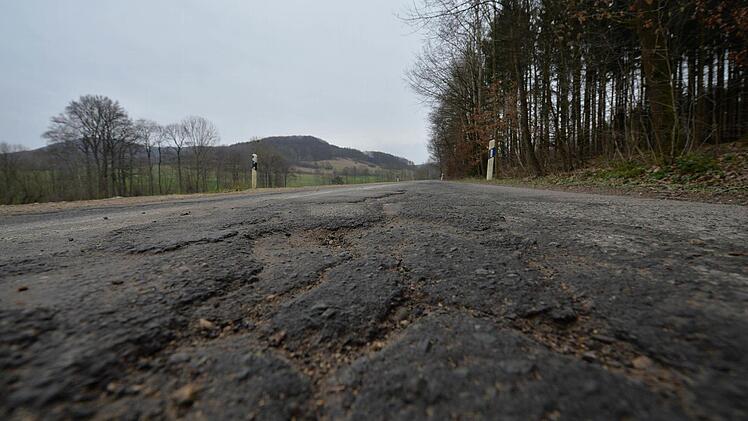 Nicht nur Bürgermeister Kauper nennt die Straße aufgrund ihres schlechten Zustands eine "Off-Road-Strecke". Foto: Ronald Rinklef