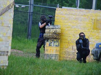 W&auml;hrend Andr&eacute; Tabbert (links) Feuerschutz gibt, wagt sich Benedikt Borst aus der Deckung. Foto: Frank Sterrmann/ Kisspark