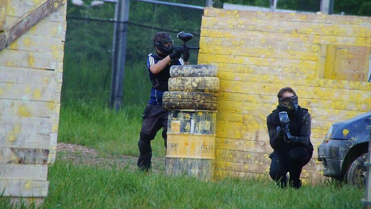 W&auml;hrend Andr&eacute; Tabbert (links) Feuerschutz gibt, wagt sich Benedikt Borst aus der Deckung. Foto: Frank Sterrmann/ Kisspark