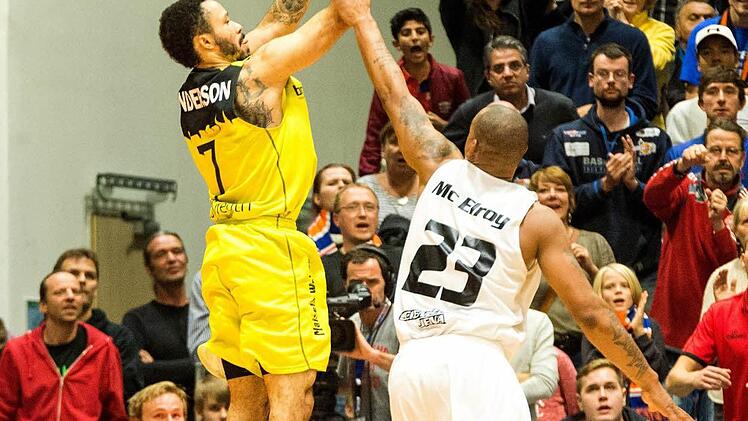 Die entscheidende Szene des Spiels: Kyan Anderson trifft mit der Schlusssirene einen Dreier zum 79:76 für Bayreuth. Foto: Christoph Worsch