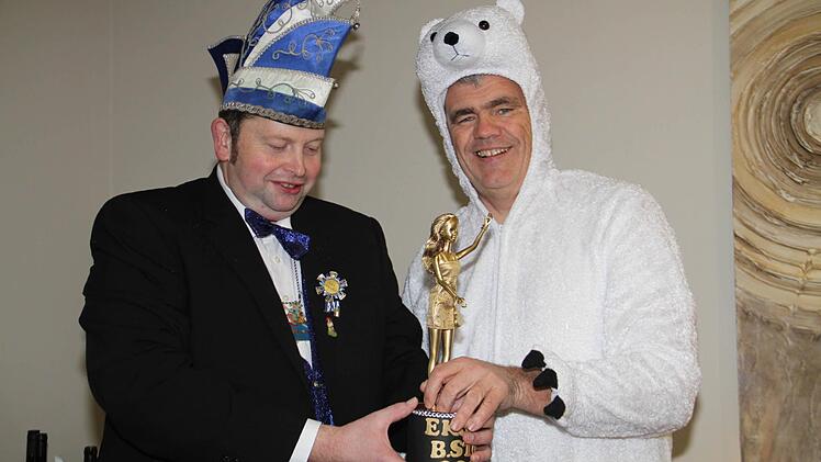 Dem Motto des diesjährigen Faschings entsprechend überreichte EKG-Präsident Horst Amon (links) an Bürgermeister Bernhard Storath (rechts) eine Art Oskar.  Foto: Gerda Völk