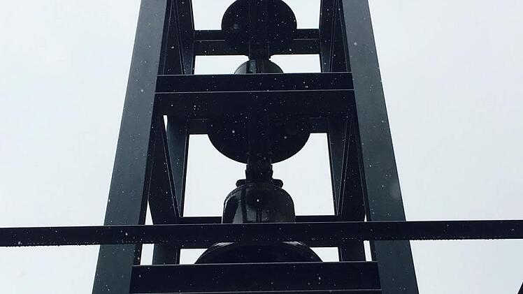 Der neue Oberwildfleckener Glockenturm ist eine offene Stahlkonstruktion mit modernem Charakter. Nun führte der Protest wegen vermeintlicher Lärmbelästigung dazu, dass die Glocken schweigen. Es bahnt sich ein Streit an, der tiefe Spuren hinterlassen wird.Foto: Sebastian Schmitt-Mathea