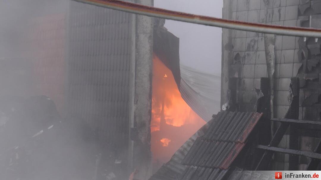 Lagerhallerhallenbrand hielt Feuerwehr in Atem - Großbrand fordert hohen Sachschaden