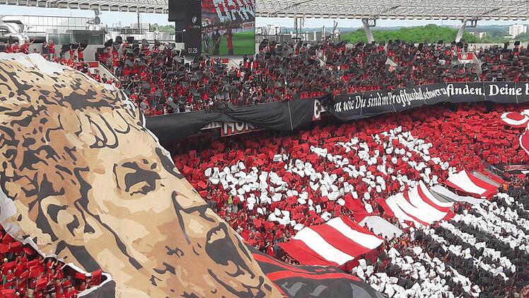 Die Leverkusener Fans bedankten sich mit einer sehenswerten Choreografie bei Stefan Kießling für dessen langjährige Vereinstreue. Foto: privat