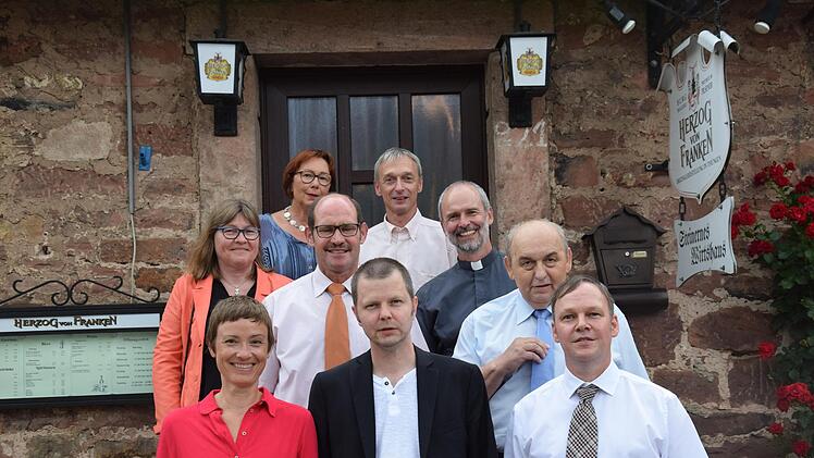 Abschiedsfoto vor dem Steinernen  Wirtshaus in Weißenbach (vorne, von links):    Dr. Katharina Eberlein-Braun, Pfarrer Thomas Braun,     Dekan Till Roth; (Mitte, von links)  Pfarrerin Barbara Weichert (Zeitlofs), Bürgermeister Dieter    Muth (Oberleichtersbach), Pfarrer Armin Haas     (Oberleichtersbach-Schondra); (hinten, von links):  Christiane Binder-Jung (Kirchengemeinde Heiligkreuz) und     Reinhold Samer (Kirchengemeinde Weißenbach). Foto: Horst Conze