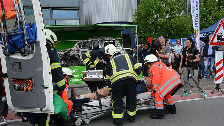 Wie eine Verletztenrettung nach einem Unfall abläuft, demonstrierten Dekra, Feuerwehr, Polizei und BRK bei einem nachgestellten Unfallszenario zum Auftakt der Motorrad-Sternfahrt.Dagmar Besand