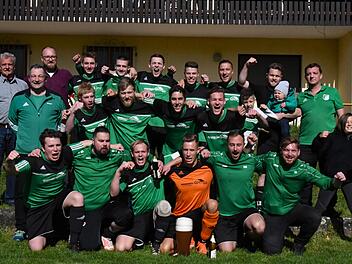 Unser Meisterbild  von der SpVgg Haard zeigt (hinten, von links) Guntram H&auml;se, Tino N&ouml;th (2. Vorstand), Jan Niklas Kiesel, Dominik Bach, Felix Hergenr&ouml;ther, Ren&eacute; Bartsch, Spielertrainer Christoph Then mit Sohn Luis, Jens Mammitzsch mit Sohn Lias und Vorstand Christian Beck; (Mitte, von links) Peter Haupt (Abteilungsleiter), Marian Kelch, Timo Losert, Vincent Kiesel und Florian Gehring sowie (vorne, von links) Oliver Hillenbrand, Christian Gabler, Daniel Dietz, Christian Albert, Maximilian Rot...