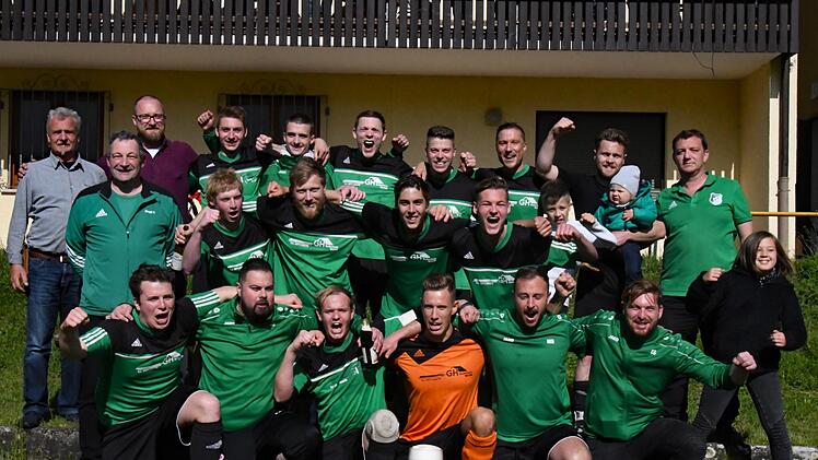 Unser Meisterbild  von der SpVgg Haard zeigt (hinten, von links) Guntram H&auml;se, Tino N&ouml;th (2. Vorstand), Jan Niklas Kiesel, Dominik Bach, Felix Hergenr&ouml;ther, Ren&eacute; Bartsch, Spielertrainer Christoph Then mit Sohn Luis, Jens Mammitzsch mit Sohn Lias und Vorstand Christian Beck; (Mitte, von links) Peter Haupt (Abteilungsleiter), Marian Kelch, Timo Losert, Vincent Kiesel und Florian Gehring sowie (vorne, von links) Oliver Hillenbrand, Christian Gabler, Daniel Dietz, Christian Albert, Maximilian Rot...