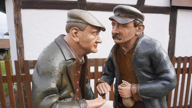 Neu in der Ausstellung von Herbert Holzheimer in Langenleiten sind die beiden Rhöner Bauern beim Viehhandel. Foto: Marion Eckert