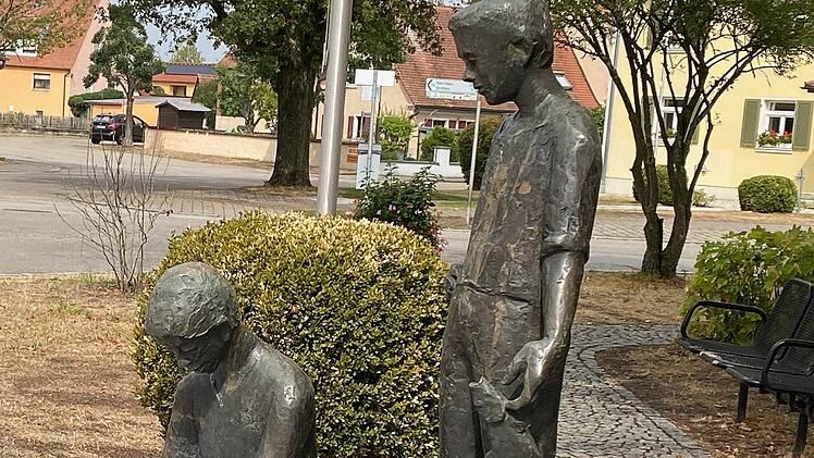 Auf dem Dorfplatz Rosenau: Zwei Fischer räumen ihre Netze aus.