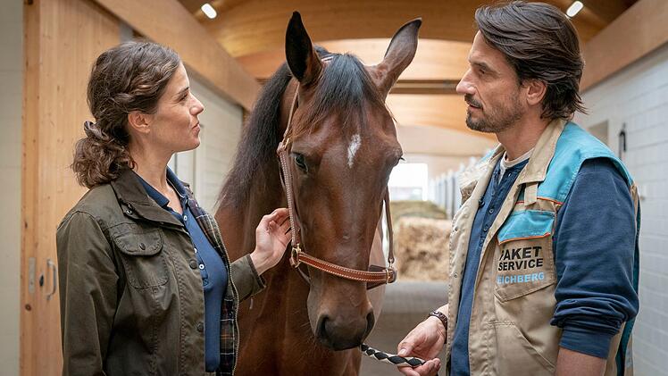 Henry (Oliver Mommsen) und Feelgoods Vorbesitzerin Alexandra Ludwig (Anne Schäfer) teilen ihre Begeisterung für Pferde.