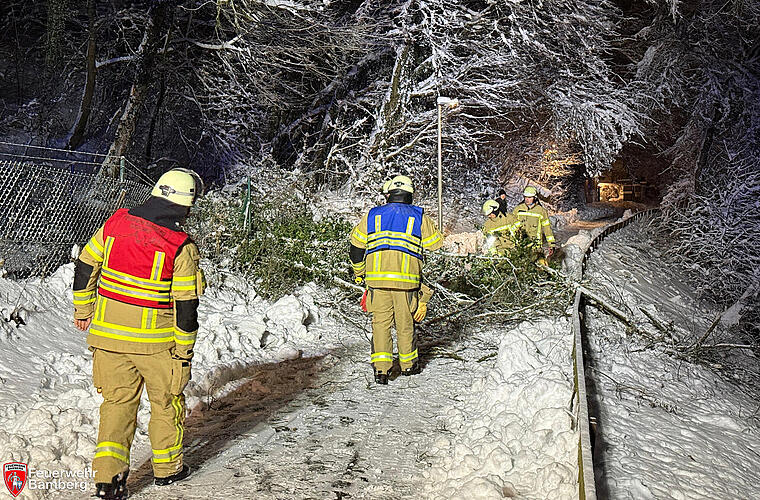Auch auf A73: Feuerwehr Bamberg durch Schnee gefordert - Überblick