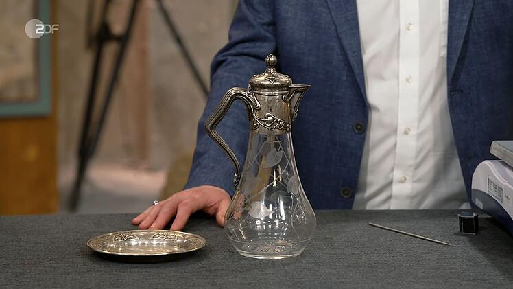 Die Jugendstil-Schenkkanne aus geschliffenem Glas mit Silbermontur aus dem Jahr 1900 und der Silber-Untersetzer aus dem Jahr 1903 waren zusammen 600 bis 650 Euro wert. Wolfgang Pauritsch zahlte 450 Euro.