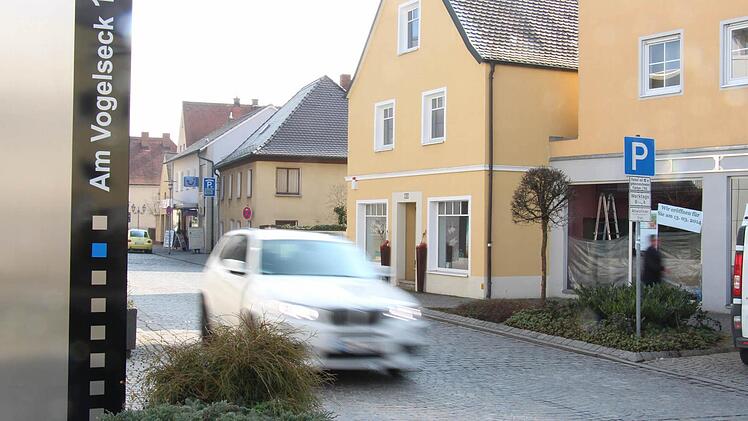 Auf der Straße neben dem Grünbereich (r.), vor dem Ex-Schlecker-Markt in Höchstadt, darf bald geparkt werden. Foto: Christian Bauriedel