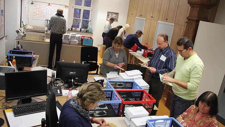 UInd los ging's: bei rund 48 Prozent Briefwähler musste viel gezählt werden.