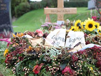 Auf dem Friedhof in Zeitlofs fand der Mann, der sich bei der Sprengung eines Automaten verletzte, seine letzte Ruhestätte.  Foto: Ulrike Müller