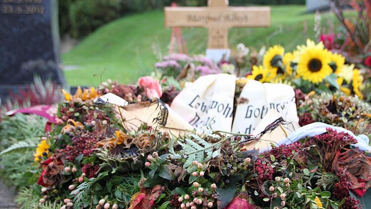 Auf dem Friedhof in Zeitlofs fand der Mann, der sich bei der Sprengung eines Automaten verletzte, seine letzte Ruhestätte.  Foto: Ulrike Müller