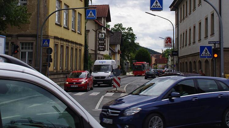 Die viel befahrene Kulmbacher Straße - hier im Einmündungsbereich der Pfählangerstraße - bekommt eine neue Asphaltschicht.