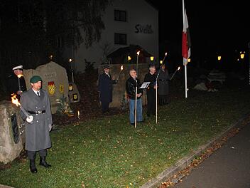 Vertreter aller Waffengattungen der Bundeswehr sowie Mitglieder der Reservistenkameradschaft Ebern illuminierten den Ehrenhain an der Nordseite der einstigen 1. Kompanie. Ansprachen hielten Harry Bohl und Reverend Stockbridge (Zweiter und Dritter von rechts) sowie Manfred Fausten als Vertreter der Stadt. Foto: Ralf Kestel