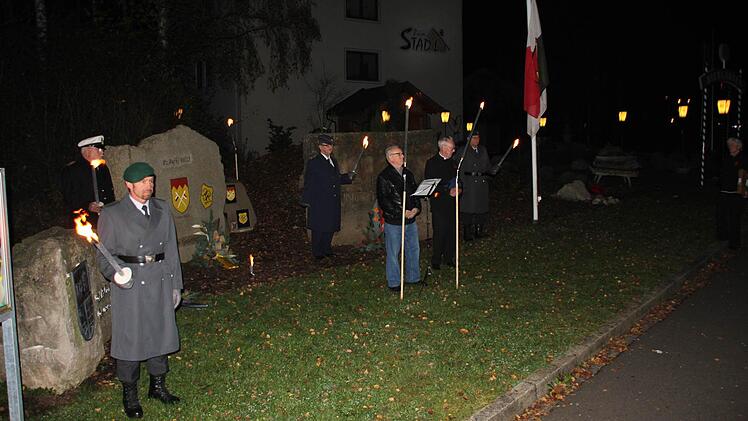 Vertreter aller Waffengattungen der Bundeswehr sowie Mitglieder der Reservistenkameradschaft Ebern illuminierten den Ehrenhain an der Nordseite der einstigen 1. Kompanie. Ansprachen hielten Harry Bohl und Reverend Stockbridge (Zweiter und Dritter von rechts) sowie Manfred Fausten als Vertreter der Stadt. Foto: Ralf Kestel