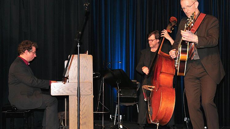 Das Jörg-Seidel-Swing-Trio mit Jörg Seidel (Gitarre), Joe Dinkelbach (Klavier) und Gerold Donker (Bass) war mit dem großartigen Soulsänger Ron Williams beim Kulturamt Haßfurt zu Gast und begeisterte die Zuhörer mit Swingmusik zu klassischen Soul-Liedern. Foto: Ulrike Langer