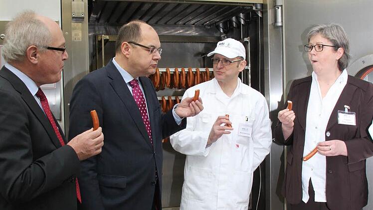 Im vergangenen Jahr war Bundesernährungsminister Christian Schmidt (Zweiter von links) zu Gast im Max-Rubner-Institut in Kulmbach. Unser Bild entstand bei einer Wurstverkostung mit (von links) MRI-Chef Gerhard Rechkemmer, Metzgermeister Manfred Behrschmidt und Institutsleiterin Dagmar Adeline Brüggemann. Bei seinem Besuch hatte der Minister eine Standortgarantie für Kulmbach gegeben. Foto: Archiv/Alexander Hartmann