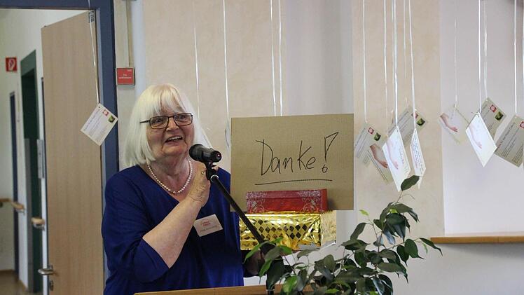Helga Schadeberg vom Verein Lebensraum mit der "Dankeschönmaschine". Foto: Simone Bastian