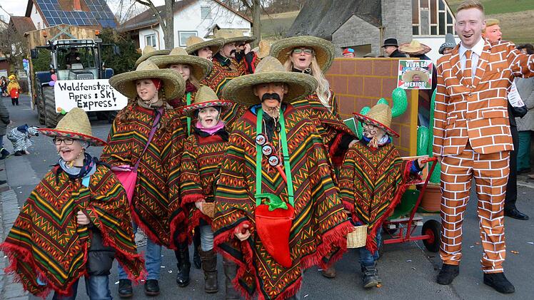 Faschingszug Rosenmontag in Waldfenster Foto: Peter Rauch