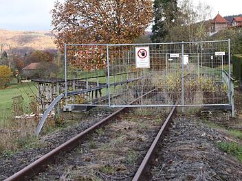 Die Eisenbahnbrücke über "die Hohl" in Wernarz, bald als Fahrradbrücke eine unterhalts- und kostenpflichtige Immobilie der Stadt. Foto: Thomas Dill