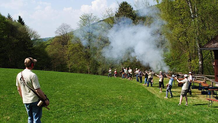 Sicherheitstraining der "Gaschtebarch Schützen" rund um den Erlenbrunnen Foto: Evelyn Schneider