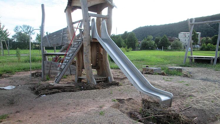Die Aufräumarbeiten auf dem Spielplatz und am Bach könnten noch in dieser Woche beginnen.