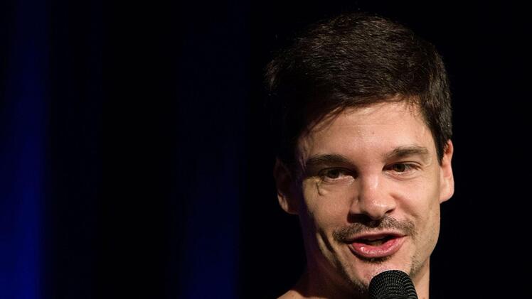 Erheiternder Blick in den Spiegel: Alain Frei gastierte erstmals in Coburg.Foto: Jochen Berger