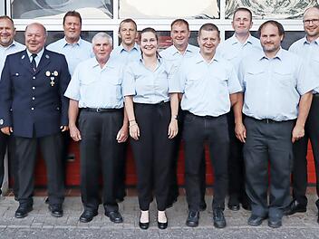 Die neu gew&auml;hlte Vorstandschaft zusammen mit Kreisbrandmeister Matthias Zapf (2. v. li.)