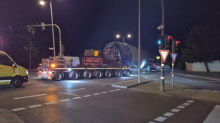 Ansbach: Schwertransport mit Turm blockiert bei Missgeschick Verkehr
