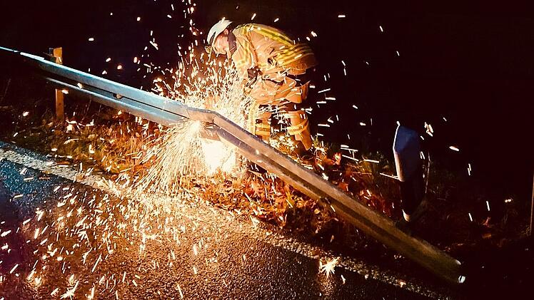 Auto kommt im Kreis Bayreuth von B303 ab und landet im Weißen Main