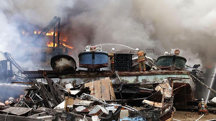 Gro&szlig;brand in einer Abwrackwerft in Japan