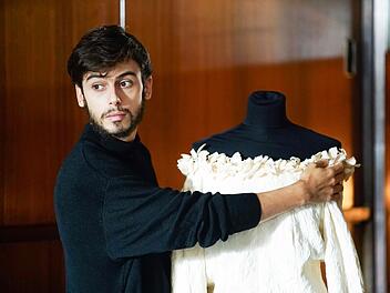 Versace: Imperium der Träume Gianni Versace wusste, wie man Frauen kleidet. Die Schwester Donatella stand Gianni Versace beratend zur Seite.