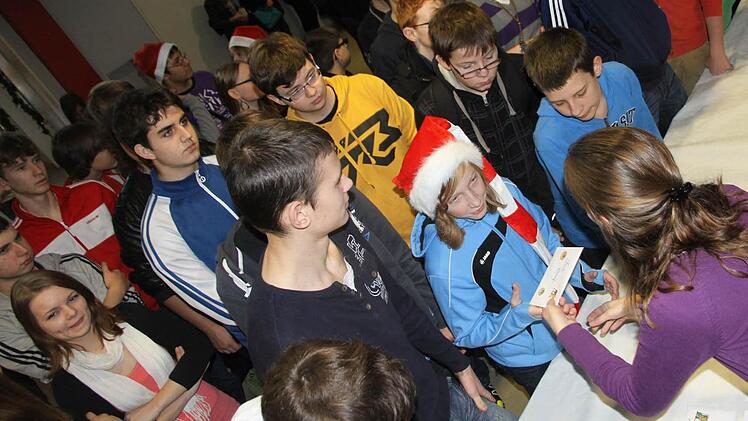 Die Lotsen erhielten eine kleine Aufmerksamkeit.  Fotos: Michael Busch