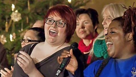 Gospel-Profis und Gospel-Fans (im Vordergrund: Janet Januszewski) vereint beim großen Finale in der Heilig-Kreuz-Kirche.